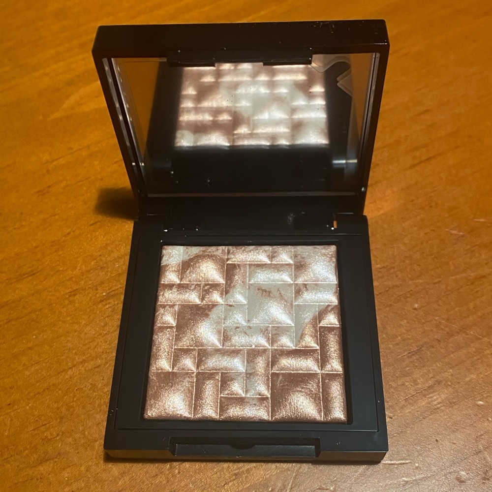Bobbi Brown Highlighting Powder - Picture 6 of 16